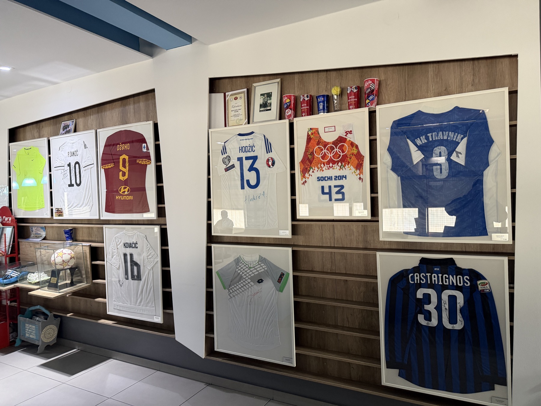 Zid sa sportskim dresovima i uspomenama